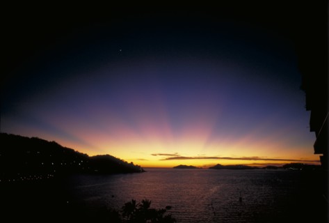 MEXICO, Guerrero, Acapulco, Sunset over the bay