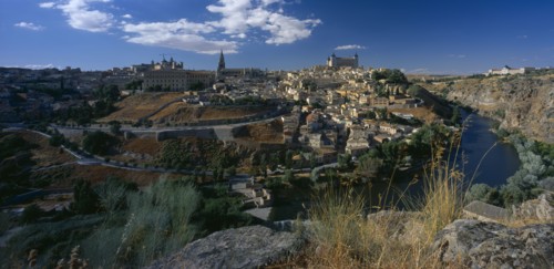 SPAIN, Castilla La Mancha, Toledo, View over city on rocky hillside.