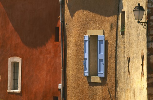FRANCE, Provence-Cote d’Azur, Vaucluse, Roussillon.  Architectural detail of ochre and terracotta