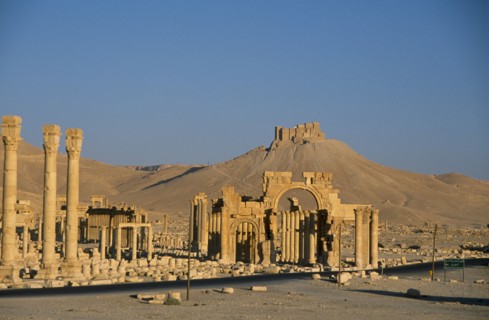 SYRIA, Central, Tadmur, View towards Monumental Arch comprising of high central arch flanked by a