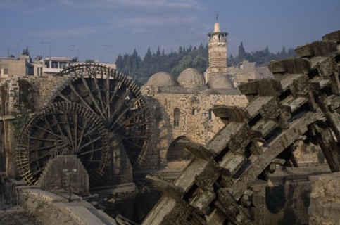 SYRIA, Central, Hama, Wooden norias or waterwheels on the Orontes river and the Al-Nuri Mosque