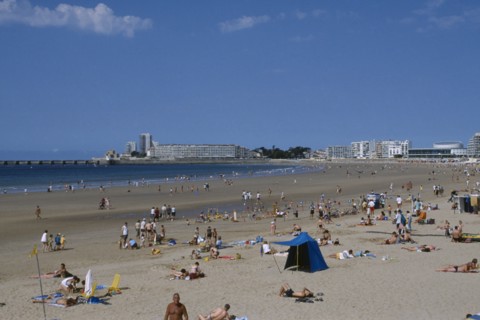 FRANCE, Loire, Les Sables d’Olonne, Twinned with Worthing. View over busy sandy beach to atlantic