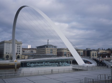 ENGLAND, Tyne and Wear, Gateshead, Millennium Bridge. Large white arch with suspended platform over