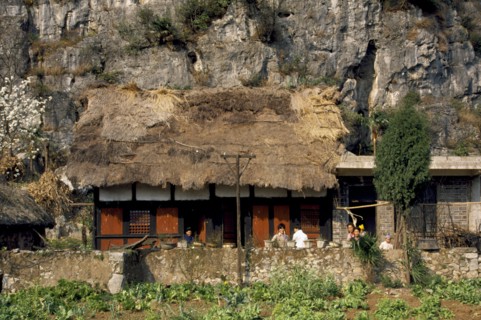 CHINA, Guizhou, Zhijin, Old farmhouse in the countryside