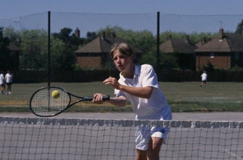 20026916 SPORT Ball Games Tennis Boy playing shot close to net.