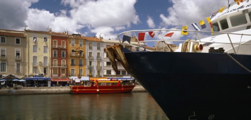 FRANCE, Languedoc-Roussillon, Herault, Sete.  Part view of harbour and colourful waterside