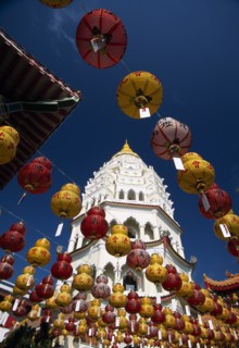 MALAYSIA, Penang, Kek Lok Si Temple, "Ban Po, the Pagoda of a Thousand Buddhas seen between strings