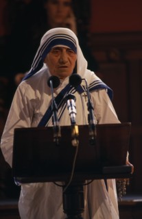 INDIA, Mother Teresa, Speaking at a lecturn