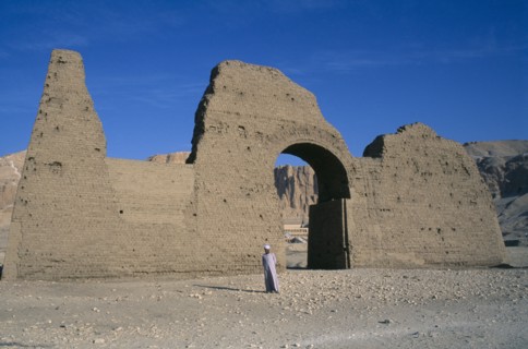 EGYPT, Upper Egypt, Luxor, Temple of Hatshepsut entrance gateway with guide and Temple seen through