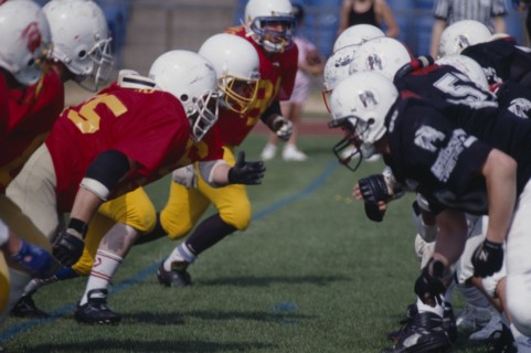20029315 SPORT Ball Games American Football Lines of players from opposing teams facing each other.