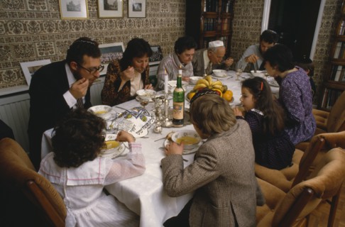 ENGLAND, Religion, Judaism, Jewish family having Seder meal