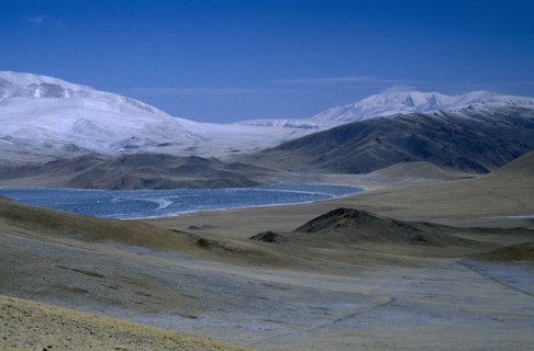 MONGOLIA, Bayan Olgii Province, Partially frozen lake by Deluun on the Steppes