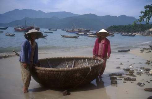 VIETNAM, Nha Trang, Mieu Island, Local women with traditional coracle