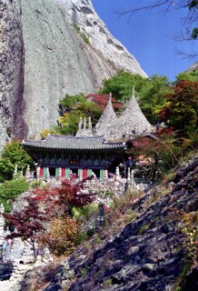 SOUTH KOREA, , Mai Son Temple set against a backdrop of cliffs and surrounded by autumnal trees
