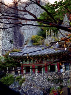 SOUTH KOREA, , Mai Son Temple set against a backdrop of cliffs and surrounded by autumnal trees