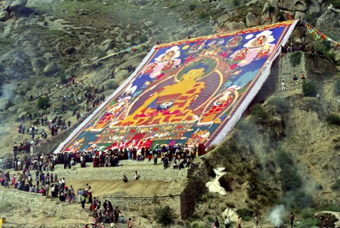 CHINA, Tibet, Drepung Monastery, Parade toward the Thangka and onlookers at a silken Thangka