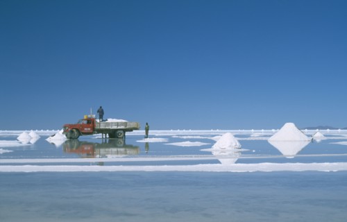 BOLIVIA, Uyuni, Salar de Uyuni, View over the white salt flats with salt piled up ready for