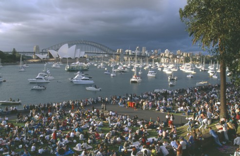 AUSTRALIA, New South Wales, Sydney, Crowds gathered at Mrs Macquaries Point to watch the New Years