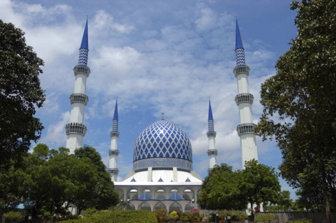 MALAYSIA, Kuala Lumpur, The Sultan Salahuddin Mosque aka the Blue Mosque with large blue dome