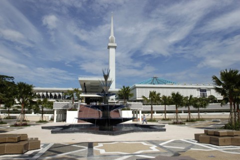 MALAYSIA, Kuala Lumpur, "Masjid Negara the National Mosque has a capacity of 15,000 people and is