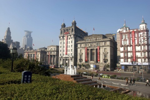 CHINA, Shanghai, The Bund aka Zhong Shan Road. View along the 1930s style waterfront architecture