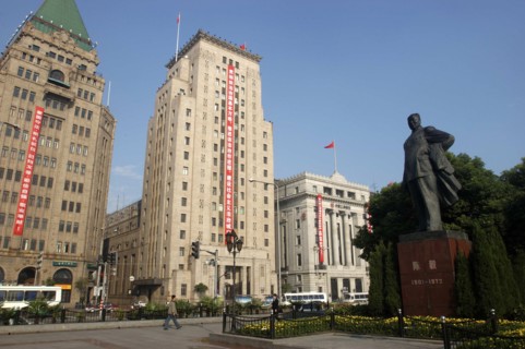 CHINA, Shanghai, The Bund aka Zhong Shan Road. 1930s style waterfront architecture including the