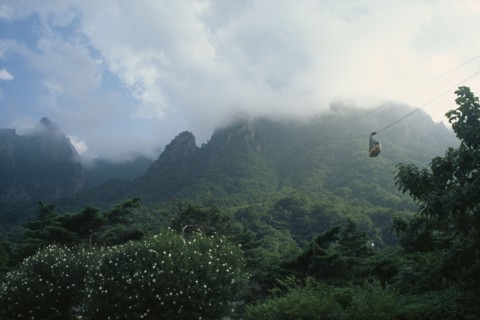 SOUTH KOREA, Kangwon, Soraksan National Park, Sorak Mountains.  Cable car to peak of Chipsonbong