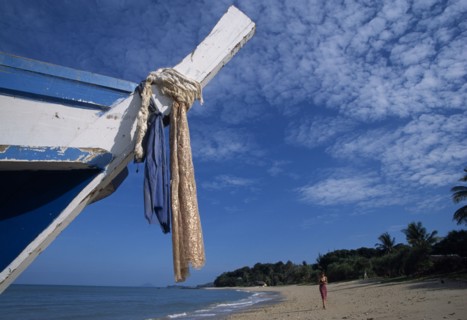 THAILAND, Krabi, Koh Lanta, Relax Bay female tourist collecting shells on the beach with the bow of