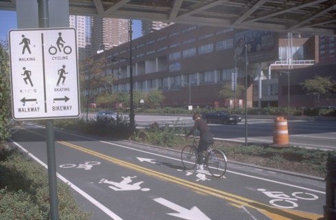 USA, New York, Manhattan, Cycle lanes next  to the West Side highway