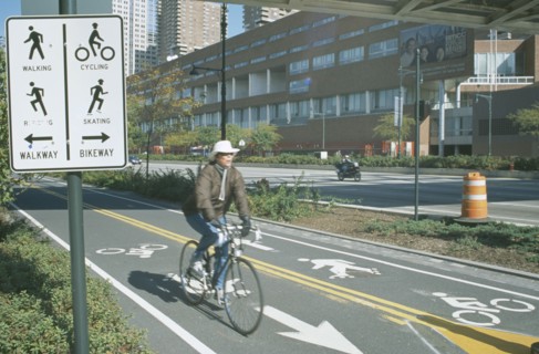 USA, New York, Manhattan, Cycle lanes next  to the West Side highway