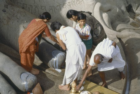 INDIA, Karnataka, Sravanabelagola, Jain holy site and pilgrimage centre.  Puja at feet of statue of