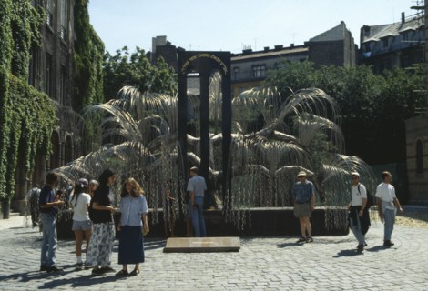 HUNGARY, Budapest, Dohany Street Synagogue.  Visitors beside Holocaust memorial designed by Imre