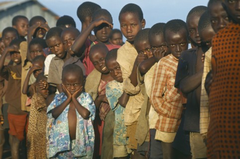 TANZANIA, Henu Oshinga, Hutu refugee children at Henu Oshinga camp waiting for distribution of