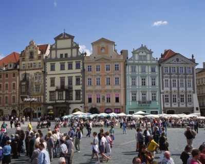 CZECH REPUBLIC, Stredocesky, Prague, Stare Mesto. Crowds of people in Old Town Square with line of