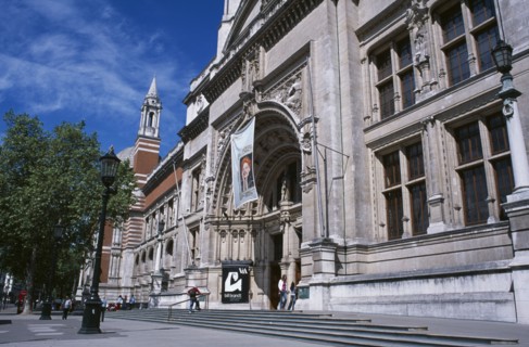 20059175 ENGLAND  London Kensington. Victoria and Albert Museum. Exterior view of main entrance.