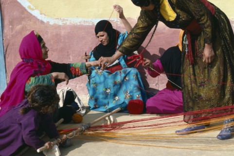20059296 EGYPT Western Desert People Bedouin women spinning and weaving.
