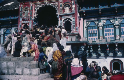 INDIA, Uttar Pradesh, Garhwal, Hindu pilgrims at the annual opening of Bodrinath Temple at one of