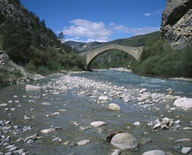 FRANCE, Provence Cote d Azur, Alpes de Haute Provence, Coulomp River with the Pont de la Reine