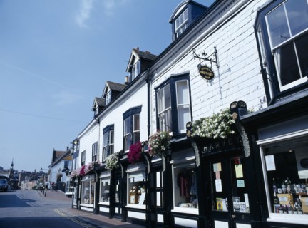 20059217 ENGLAND East Sussex Lewes The John Harvery Brewery Shop. Black and white frontage with hanging flower baskets in Cliff High Street.