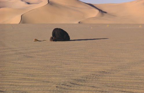ALGERIA, Religion, Man praying in the desert.