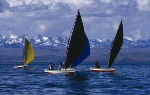 BOLIVIA, La Paz, Lake Titicaca, Isla Suriqui.  Annual sailing regatta by local fishermen.