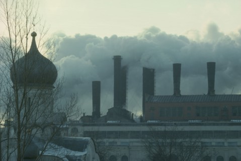 RUSSIA, Moscow, Pollution from power station behind the Kremlin.