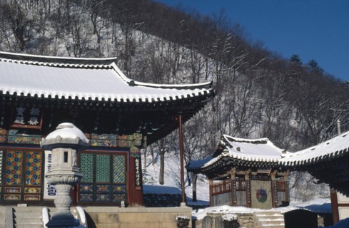 SOUTH KOREA, Kangwon , Soraksan Nat. Park, Sorak Mountains.  Shinhungsa Temple.  Inner courtyard of