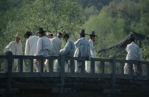 SOUTH KOREA, Religion, Confucian, Confucian believers in traditional white robes and kat horsehair