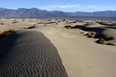 USA, California, Death Valley, View along the ridge of a sand dune in the desert landscape with a