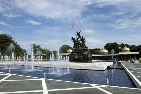 MALAYSIA, Kuala Lumpur, View of the National Monument and surronding pond and fountains