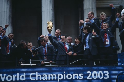 20048554 ENGLAND  London The winning Rugby World Cup 2003 team on top of a bus holding the trophy during a celebratory procession