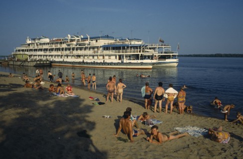RUSSIA, River Volga, Ferry and bathers