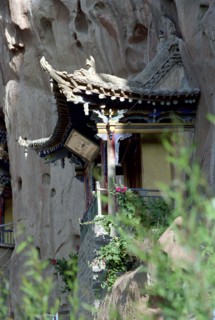 CHINA, Gansu, Zhangye, Mati sa Temple built in to the cliff face