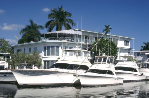 USA, Florida, Fort Lauderdale, Yachts moored outside waterfront houses on Fort Lauderdales